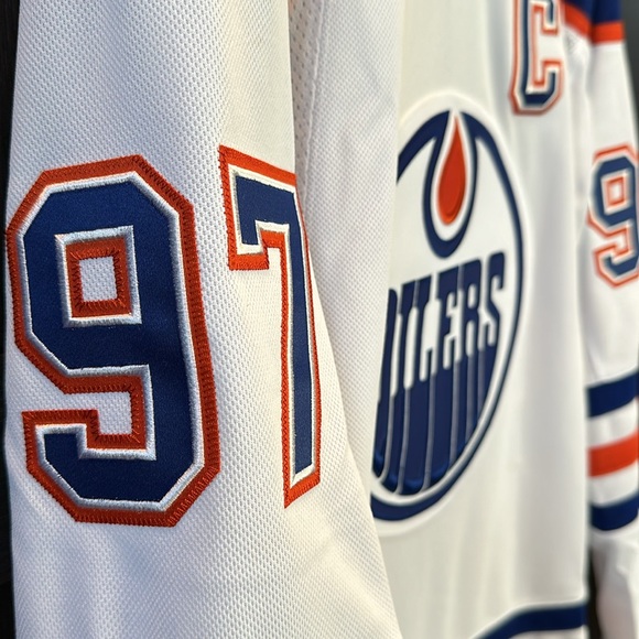 Connor McDavid Edmonton Oilers Fanatics White Away Premium Authentic '25 Jersey - Picture 4 of 8